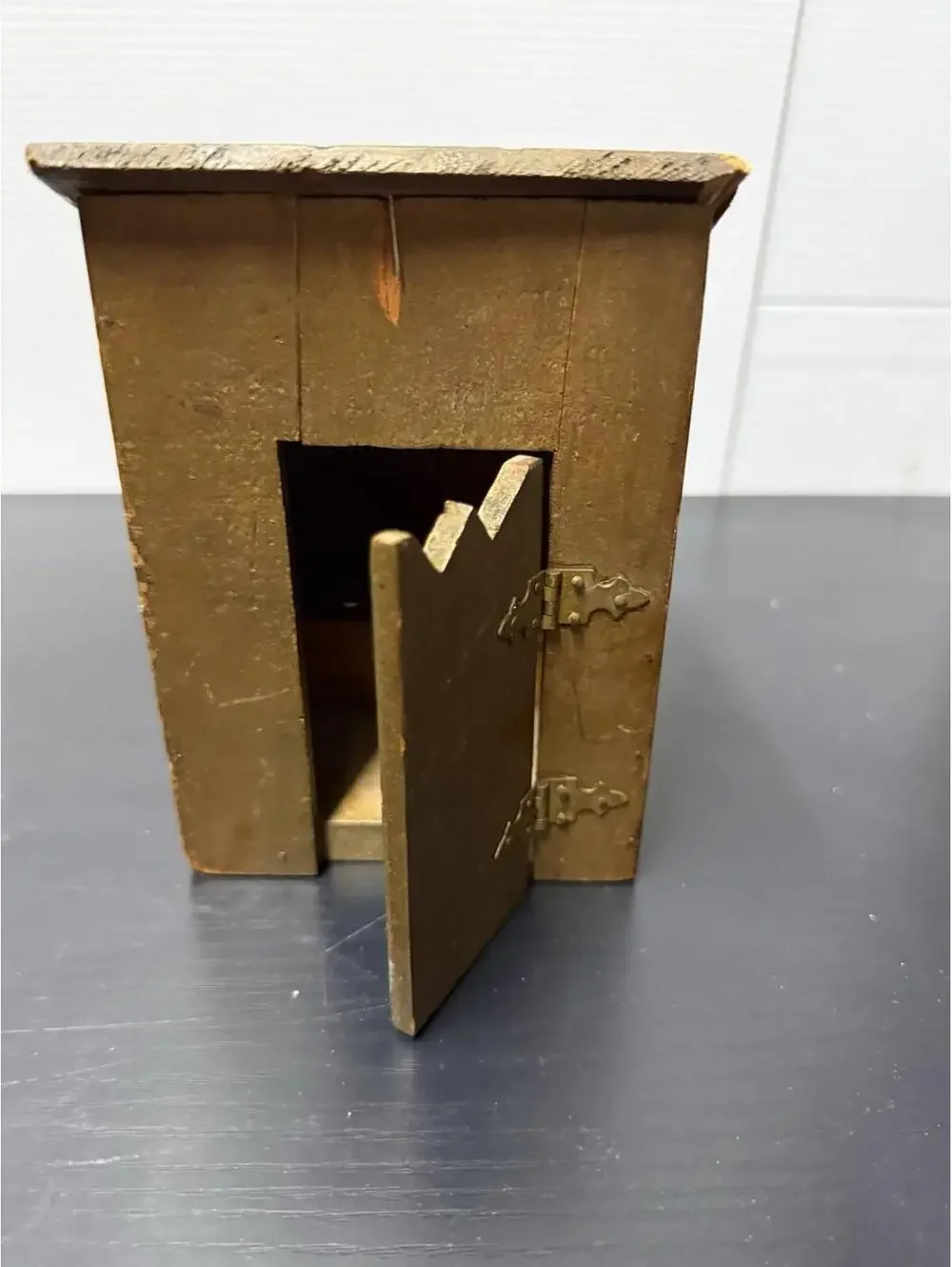 Vintage Wooden Outhouse Cigarette Dispenser Holder Novelty Rustic Bathroom Decor